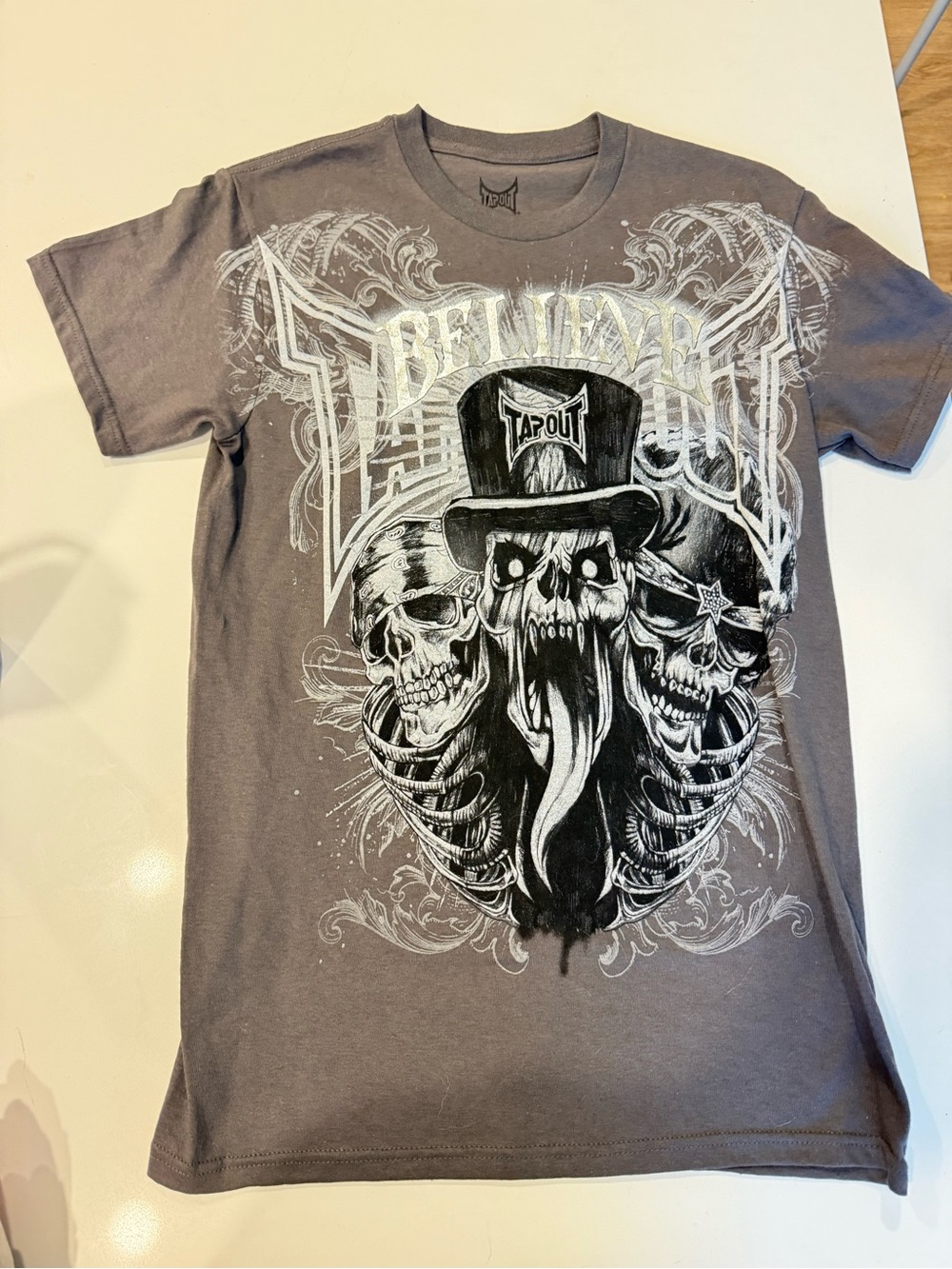 Vintage Y2K rare TapOut Men’s Gray Graphic Skull Short Sleeve Tee